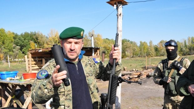 Foto de Simon Kruse. Isa Munayev con miembros de su Batallón en los alrededores de Dnipropretrovsk