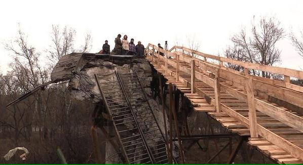 Reconstrucción provisional del puente de Stanitsa Luganskaya, uno de los últimos destruidos