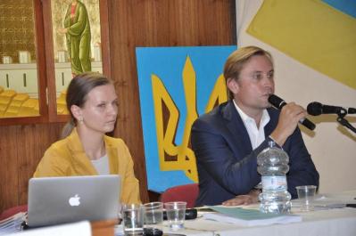 El secretario del Comité de Derechos Humanos y Civiles de la UWC, Peter Sztyk, con la Presidenta de la Open Dialogue Foundation, Lyudmyla Kozlovska.