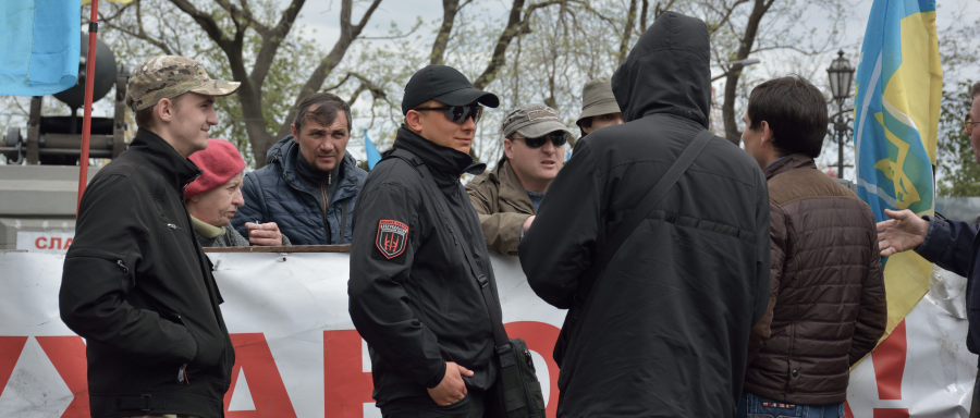 El líder del Praviy Sektor, Serhiy Sternenko (en el centro de la imagen) en el fallido "Maidan" contra el alcalde de Odessa, mayo de 2016